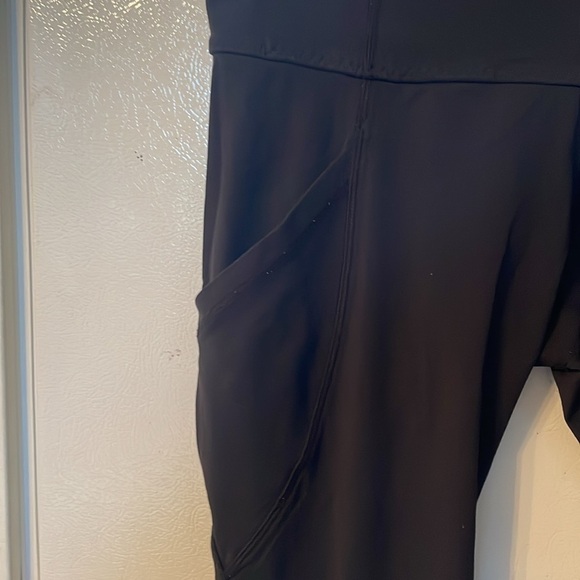Lululemon Size 8 Black Crop Leggings - Picture 2 of 6